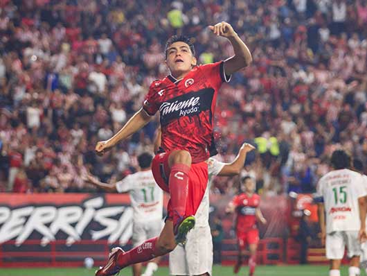Gilberto Mora saltando para celebrar. (Mexsport)