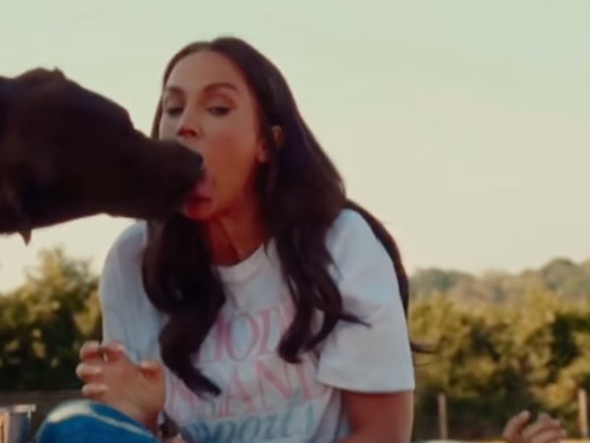 Reality Star Shocked Viewers After Letting Dog Lick Inside Her Mouth Reality Star Shocked Viewers After Letting Dog Lick Inside Her Mouth