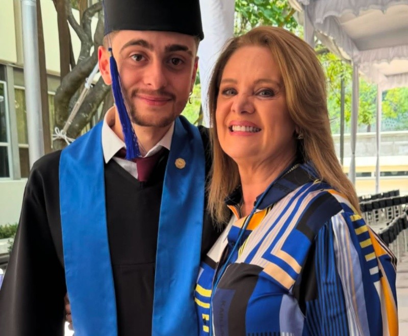 Érika Buenfil y su hijo / Instagram