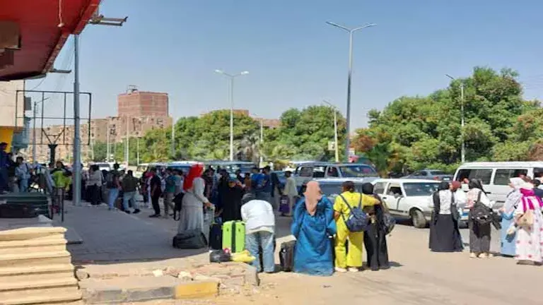 عودة الناجين من شاطئ الموت بأبو تلات (7)