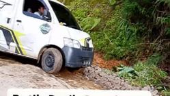 Mobil Grand Max Putih Viral Gagal Naik Jalur Ekstrem Jalan Rusak Manggarai Timur, NTT