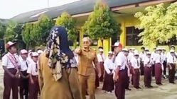 Viral! Guru SD Akan Cekik Murid Saat Upacara, Bukan Aksi Pertama