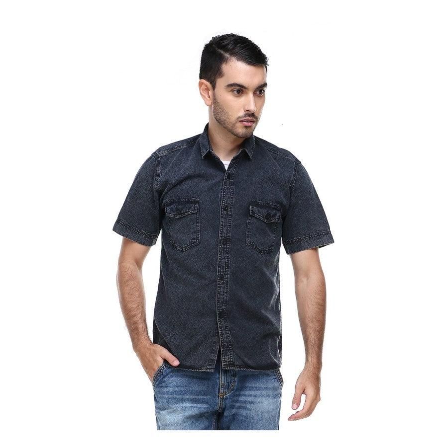 4 Gaya Kemeja Denim Pria yang Santai Tapi Modis!