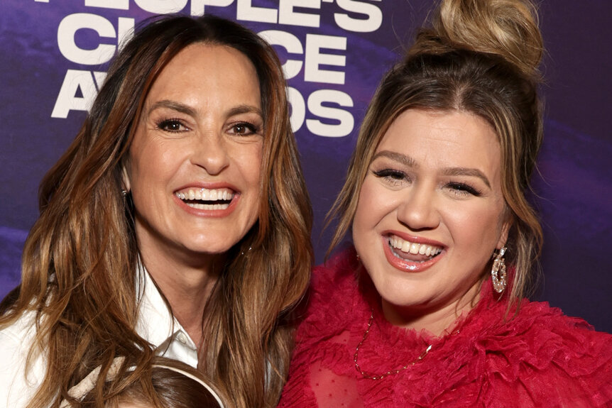 Mariska Hargitay and Kelly Clarkson smile together.