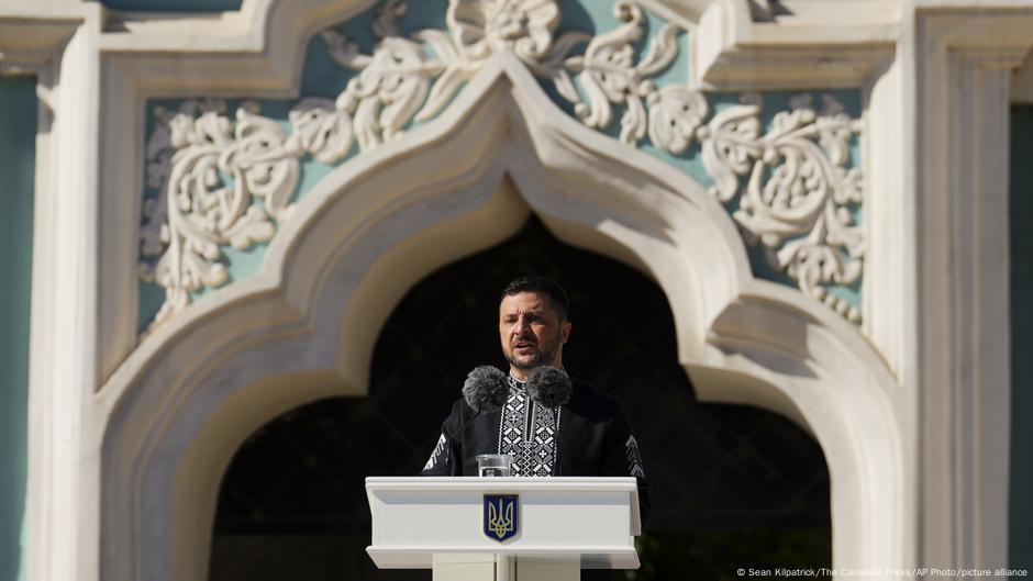 Volodymyr Zelensky discursando por ocasião da passagem do 34º aniversário da independência da Ucrânia