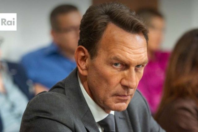 Roberto Ferri finirà nei guai con la giustizia foto: Facebook @Un posto al sole Rai – (tvblog.it)