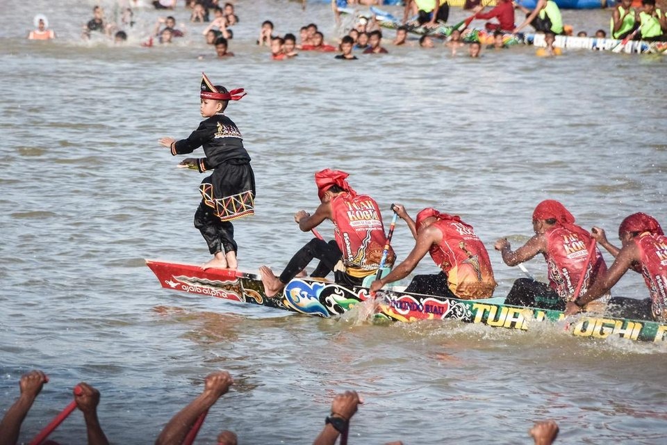 Kebangkitan terkenal anak Indonesia menarik para wisatawan ke lomba perahu