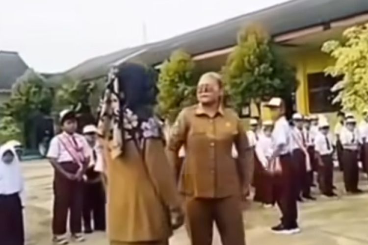 Guru di Lampung Viral Saat Upacara, Ancam Murid hingga Buat Siswa Takut