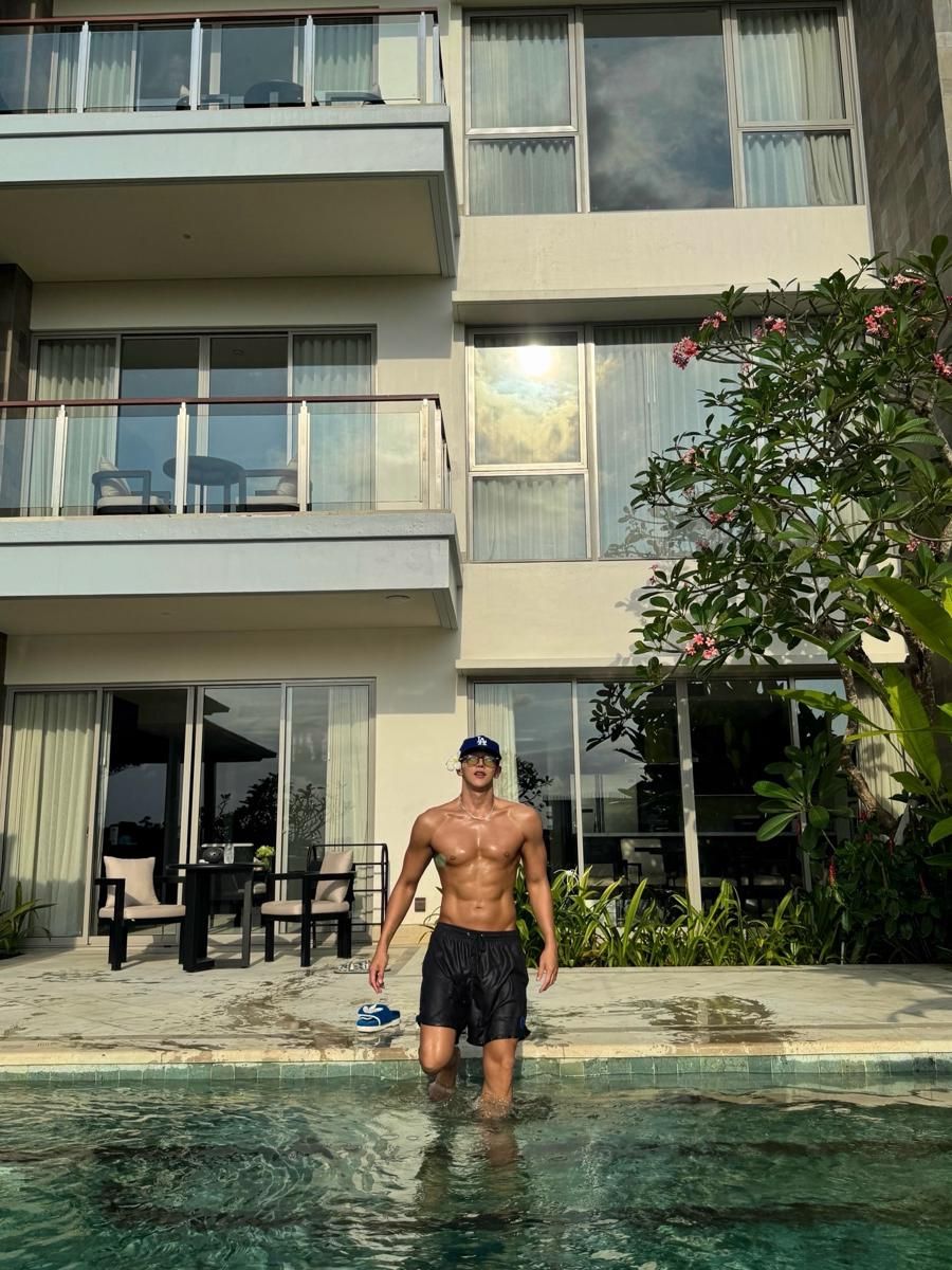 7 Potret Jun.K 2PM Liburan di Bali 2025, Tampil Bugar di Kolam
