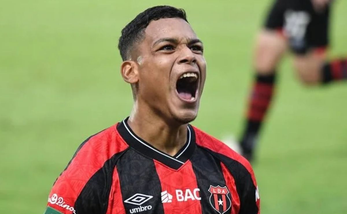 Al extranjero”: Creichel Pérez sorprende a Alajuelense con un mensaje que  confirma su futuro muy lejos