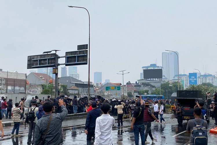 Update Terkini Demo 25 Agustus 2025 di DPR: Ricuh dan Pengalihan Lalu Lintas
