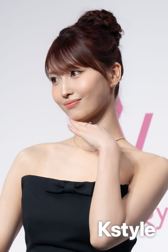 【PHOTO】TWICE モモ、つややかチークの大人っぽメイクで表参道に降臨！美しすぎるデコルテにも注目