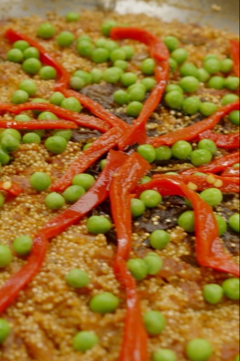 Würzige Quinoa-Paella mit Safran und Kombu