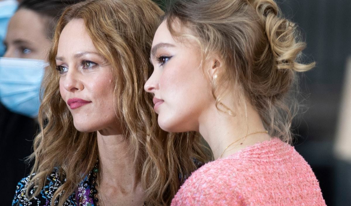 Lily-Rose et Jack sur le nouvel album de leur maman Vanessa Paradis, la  chanteuse se justifie : "Je ne l'ai pas fait exprès, ce n'était pas un but"