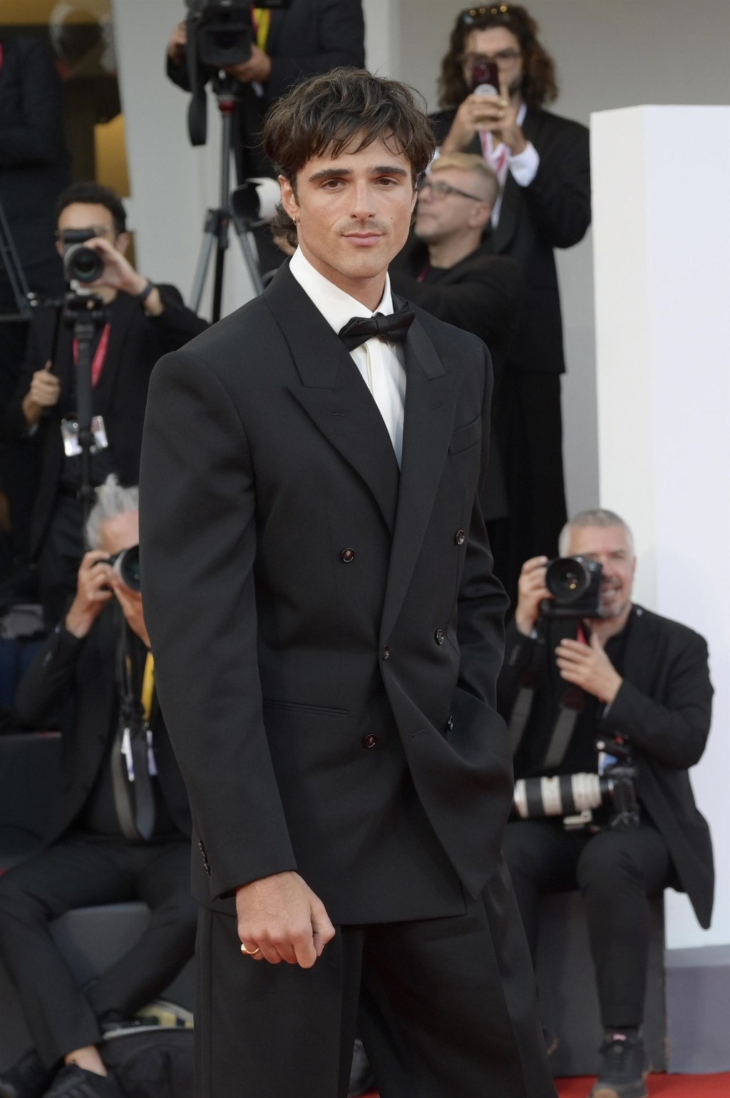 Jacob Elordi breaks down in tears during 13-minute standing ovation at ‘Frankenstein’ premiere