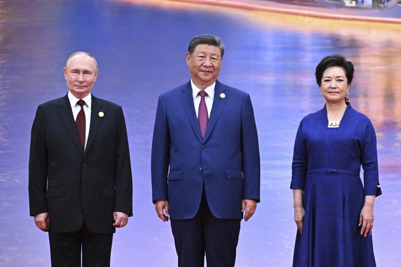Der russische Präsident Wladimir Putin (links), der chinesische Präsident Xi Jinping (Mitte) und seine Frau Peng Liyuan