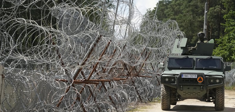 Ein gepanzertes Fahrzeug der polnischen Grenztruppen an der Grenze zu Belarus