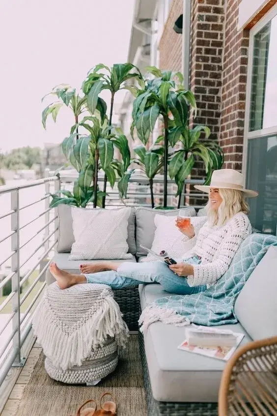 Μεταμόρφωσε το μικρό σου μπαλκόνι σε μια όαση χαλάρωσης - 9 ιδέες για να δείχνει μεγαλύτερο