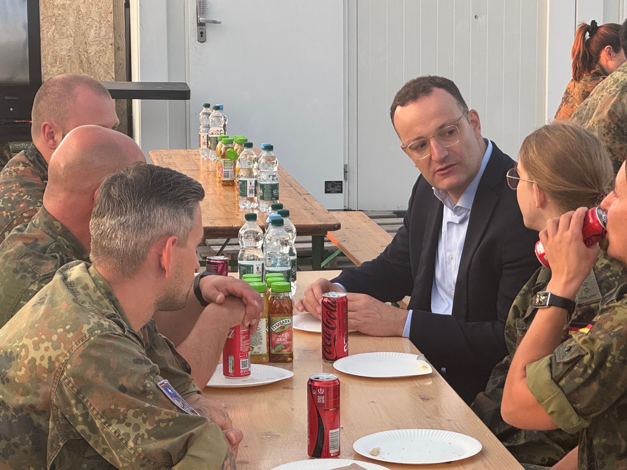 Spahn und Miersch sprachen am Weg in die Ukraine in Polen mit deutschen Soldaten, die dort mit zwei Patriot-Luftabwehrsystemen den Flughafen schützen.