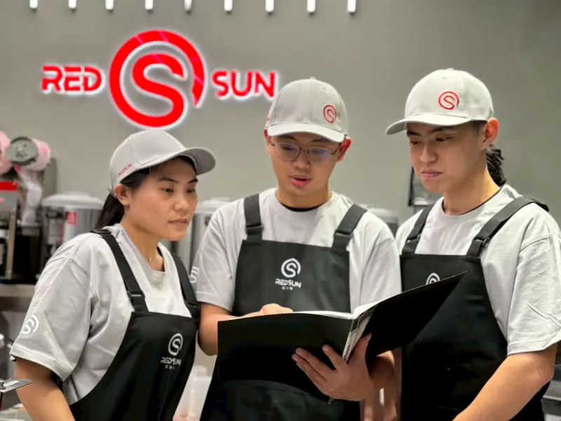 ▲紅太陽重視員⼯訓練，透過標準作業流程⼿冊的指導與討論，確保每⼀位員⼯都能提 供最專業的服務與品質⼀致的飲品，維持品牌⾼標準。（圖／紅太陽提供）