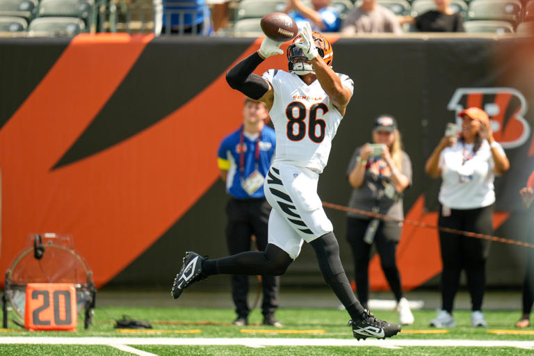 Cincinnati Bengals tight end Noah Fant (86) catches a pass during warmups before the first quarter of the NFL Preseason Week 3 game between the Cincinnati Bengals and the Indianapolis Colts at Paycor Stadium in Cincinnati on Saturday, Aug. 23, 2025. The Colts led 24-7 at halftime.