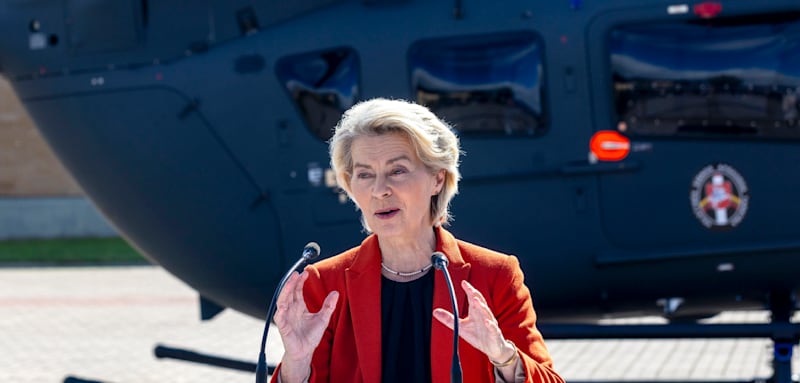 01.09.2025, Litauen, Medininkai: Die Präsidentin der Europäischen Kommission Ursula von der Leyen spricht während einer gemeinsamen Pressekonferenz mit dem litauischen Präsidenten Nauseda in der Grenzschutzschule nahe der litauisch-belarussischen Grenze. Foto: Mindaugas Kulbis/AP/dpa +++ dpa-Bildfunk +++