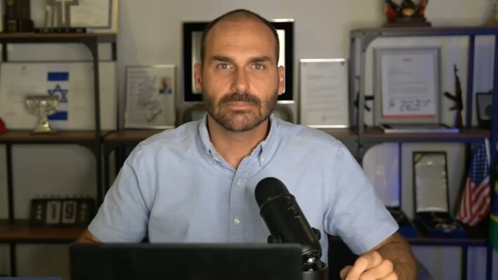 Eduardo Bolsonaro (PL-SP) em live feita em seu canal de YouTube Foto: @EDUARDO BOLSONARO via YouTube