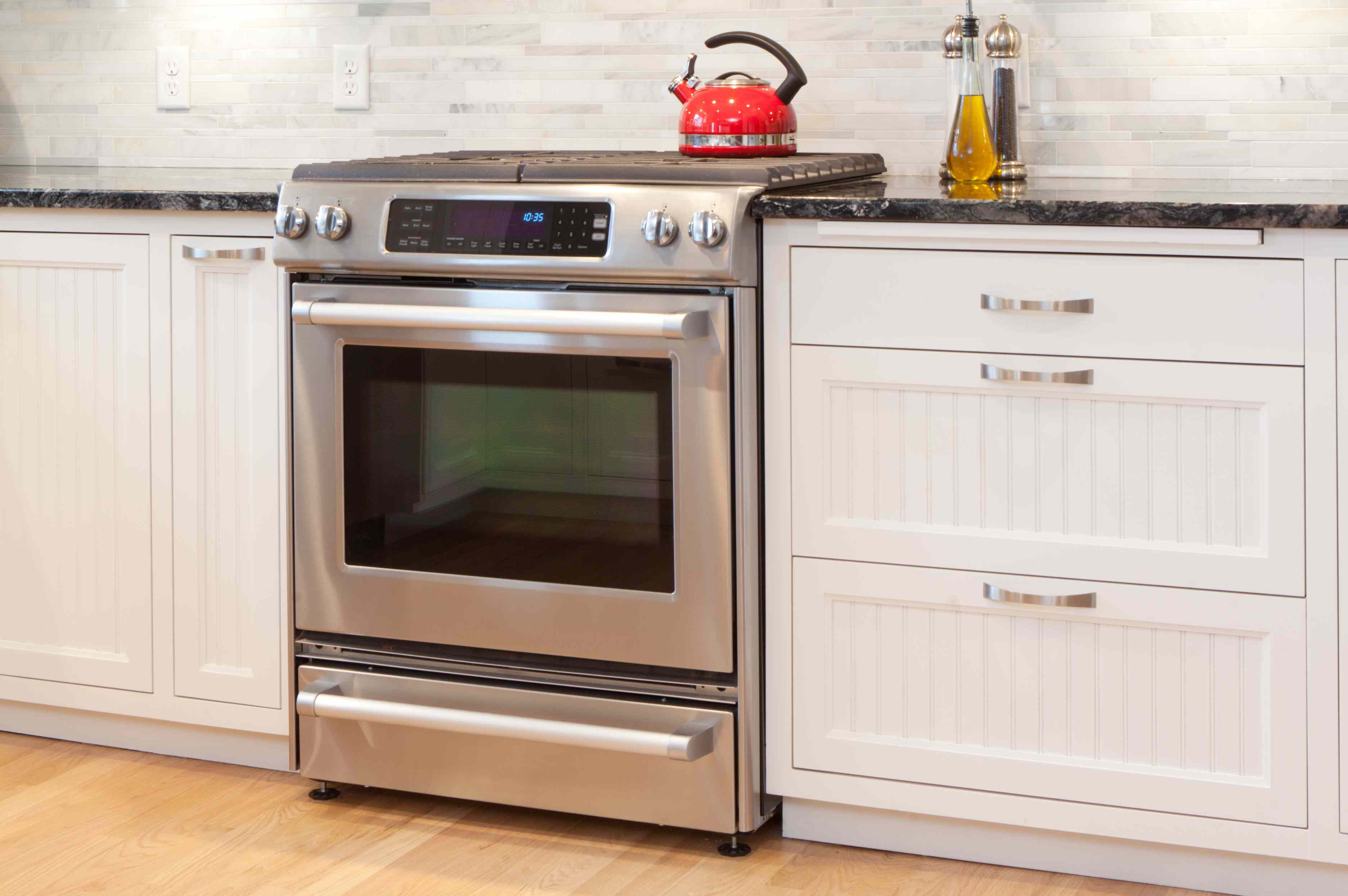 8 Things You Should Never Store In Your Oven #39 s Bottom Drawer 8 Things You Should Never Store In Your Oven #39 s Bottom Drawer