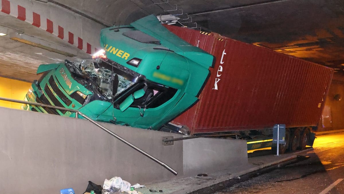 schwerer-unfall-im-tiergartentunnel-fahrer-hatte-2-4-promille