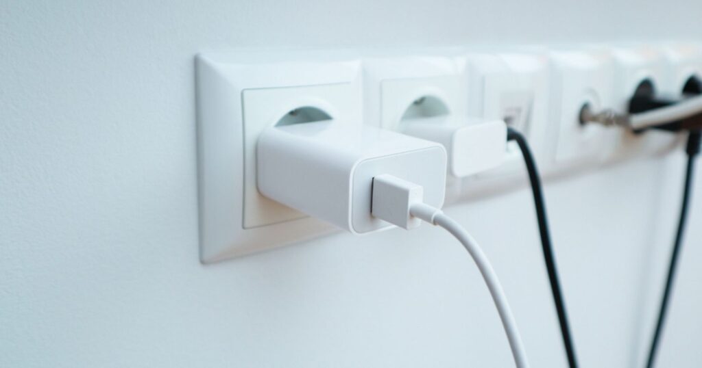 Chargeur de téléphone branché dans le vide : une erreur à ne plus jamais commettre