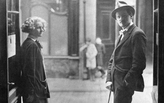 WHO WRITES A BIOGRAPHY visual data 7