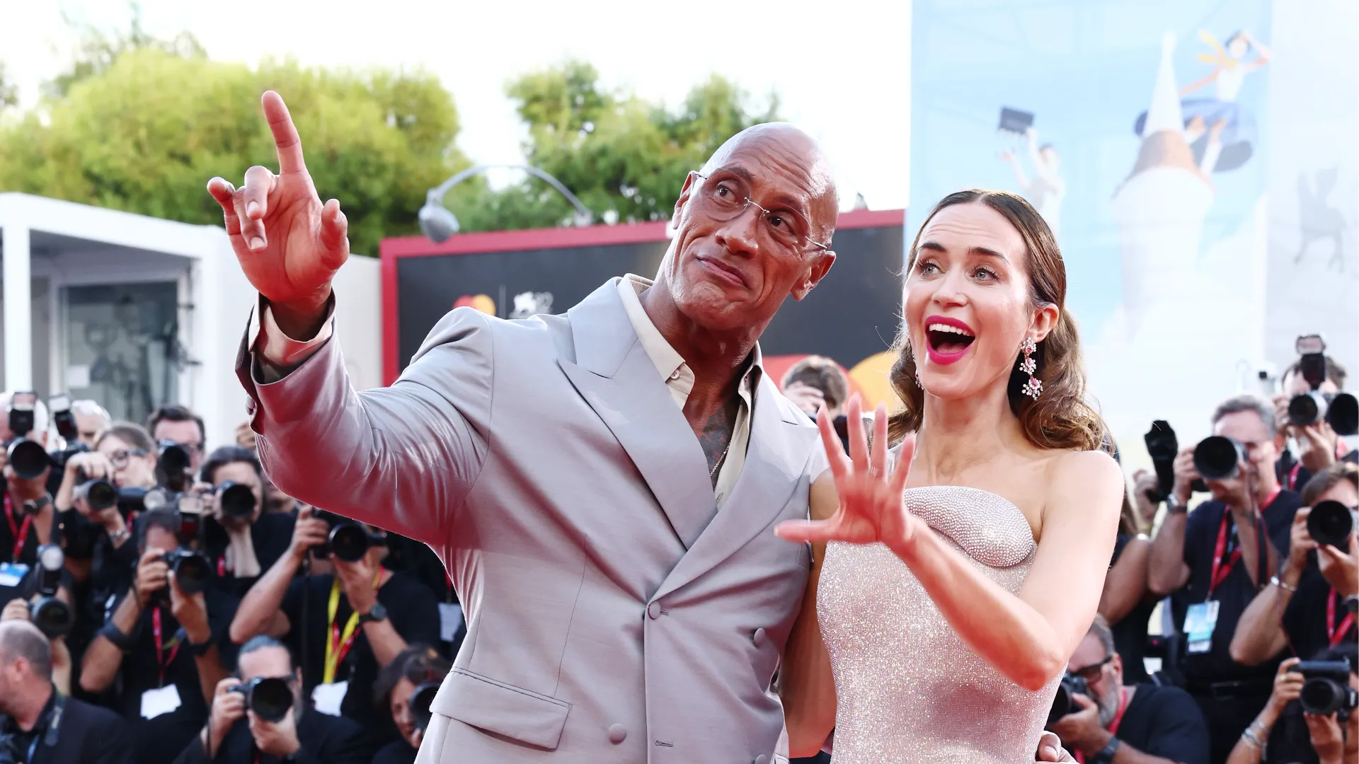 Ein nicht wiederzuerkennender The Rock und Emily Blunt verblüffen in(02)
