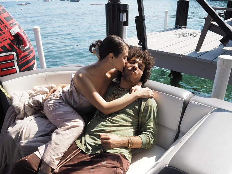 Selena Gomez và Benny Blanco tình tứ bên hồ. Ảnh: Instagram