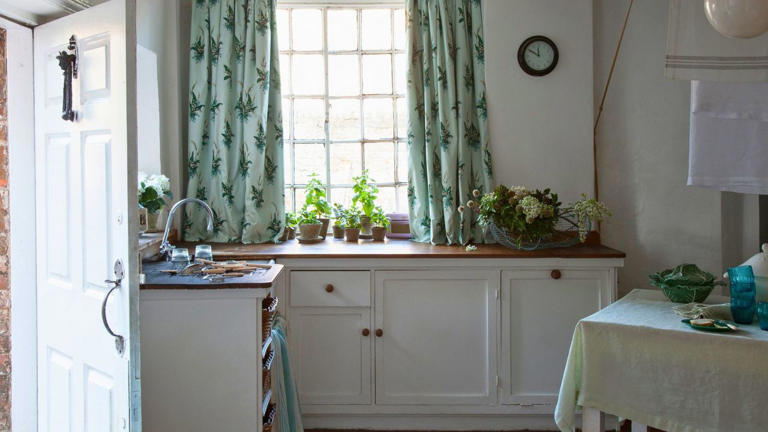 Plumbing pros warn why you should never pour boiling water down the ...
