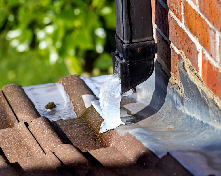 Plumbing pros warn why you should never pour boiling water down the ...