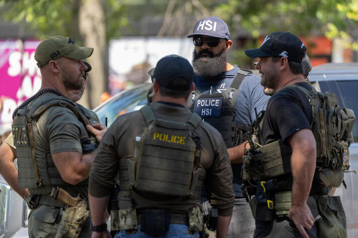 Os policiais federais falam enquanto estão em um ponto de verificação operado pelo Departamento de Polícia Metropolitana e agências federais, incluindo oficiais da imigração e alfândega (ICE) e investigações de segurança nacional (HSI), na Georgia Avenue na parte norte de Washington, sábado, 30 de agosto de 2025. Foto: Mark Schiefelbein/AP