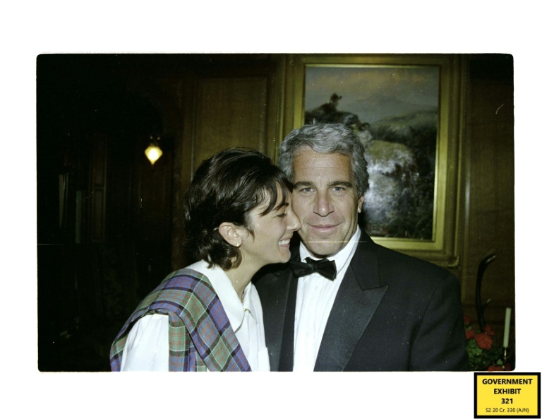 Image non-datée fournie par le tribunal fédéral du district sud de New York montrant l'ancienne mondaine Ghislaine Maxwell au côté du financier Jeffrey Epstein