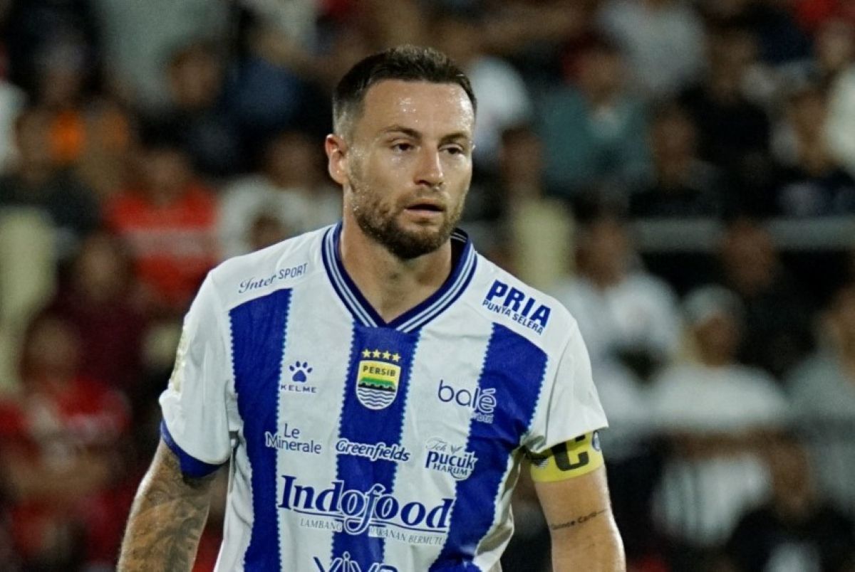 Momen Marc Klok Elus Kepala Wasit Candra saat Persib Jamu Persebaya ...