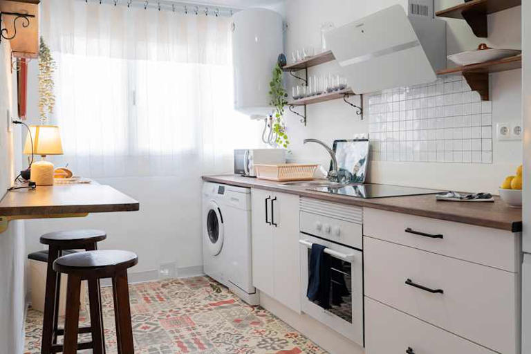 A 1970s Kitchen Looks 2x as Bright After a Minimalist Makeover