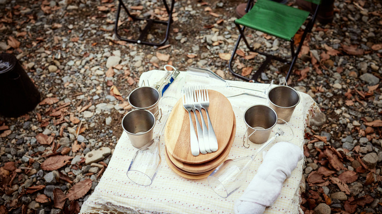 Tableware for enjoying outdoor meal at campground
