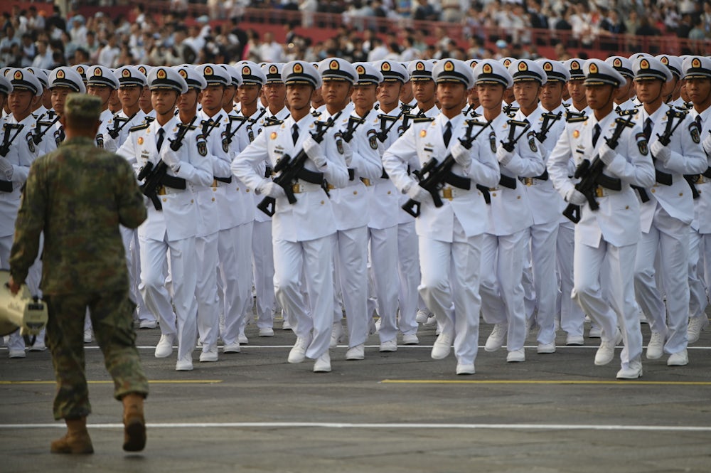 Soldaten der Volksbefreiungsarmee laufen bei einer Probe vor der großen Militärparade in Peking am Platz des Himmlischen Friedens vorbei.