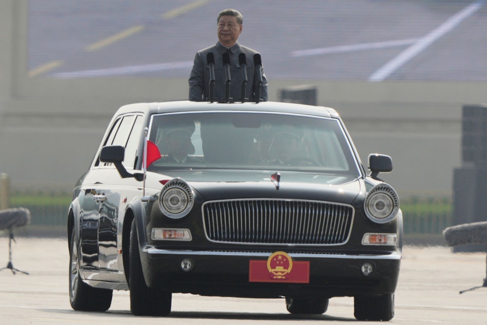 Der chinesische Präsident Xi Jinping inspiziert die Truppen von der Limousine aus.