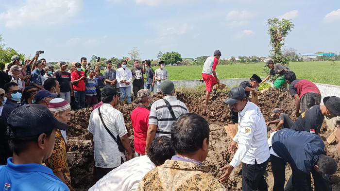 PEMAKAMAN 5 JENAZAH - Suasana duka mendalam menyelimuti pemakaman lima jenazah korban dugaan pembunuhan satu keluarga di Kabupaten Indramayu, Rabu (3/9/2025). Pantauan di lokasi, setelah disalatkan di Masjid Madania, Desa/Kecamatan Sindang, Kabupaten Indramayu, jenazah langsung dibawa ke Tempat Pemakaman Keluarga, Nyairesik, Sindang (Tribuncirebon.com/Eki Yulianto)