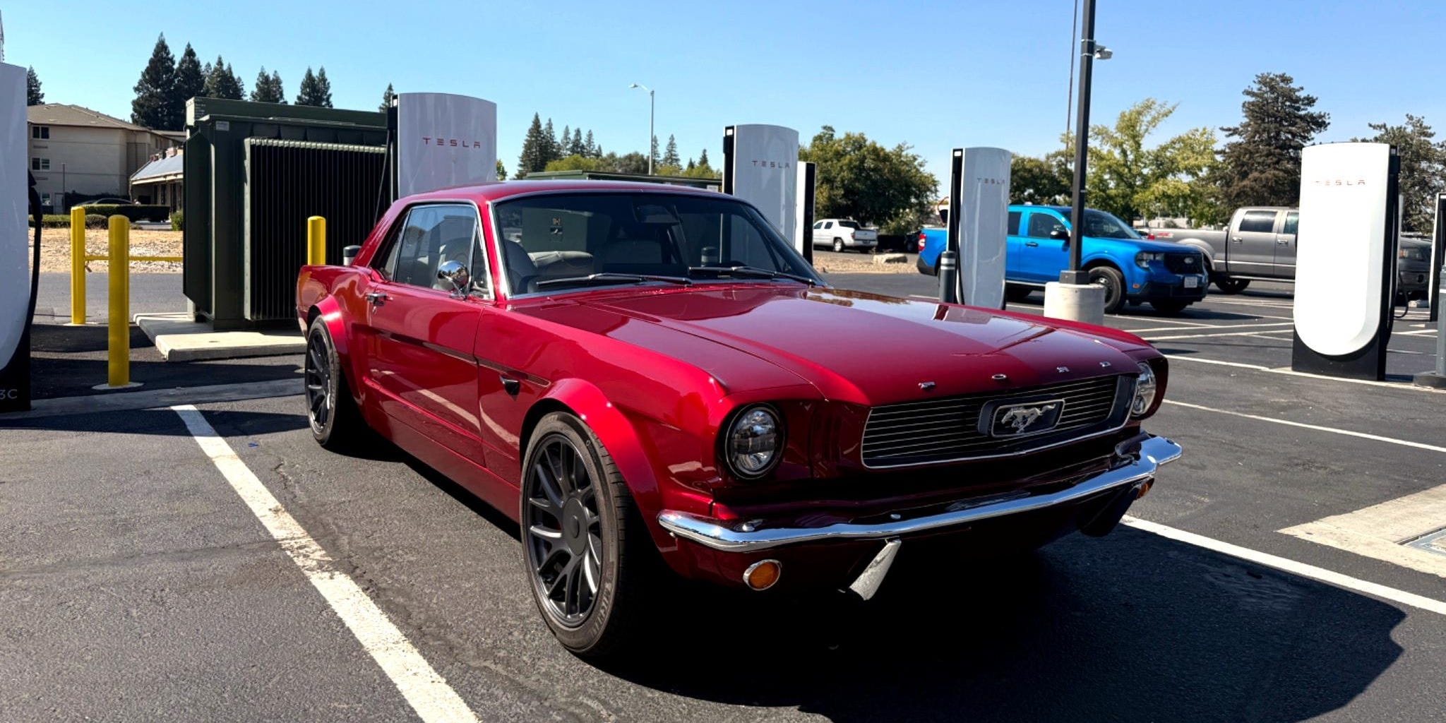Ford Mustang 1966 получил автопилот и начинку от Tesla Model 3