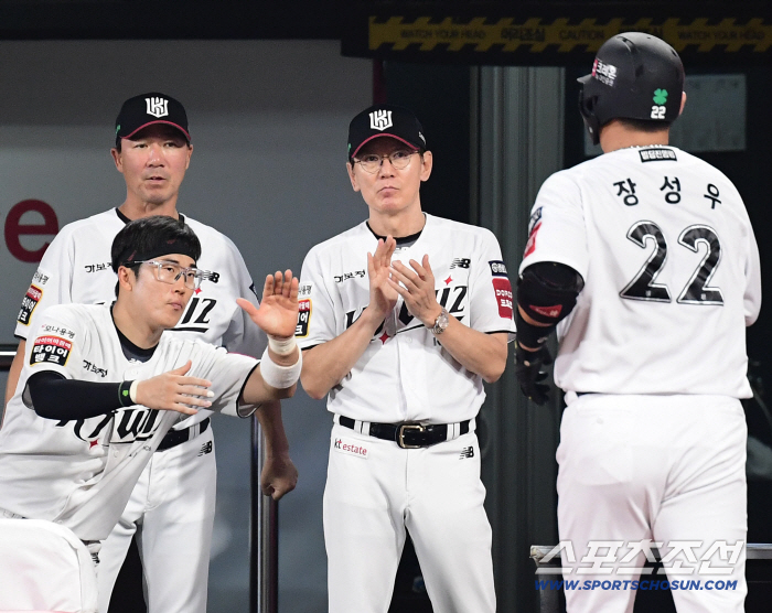 Lee Kang-chul applauded for Jang Sung-woo's home run