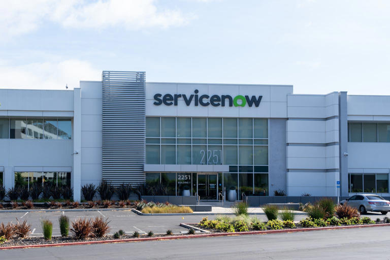 ServiceNow shows enterprise software thrives with AI, but acceleration ...