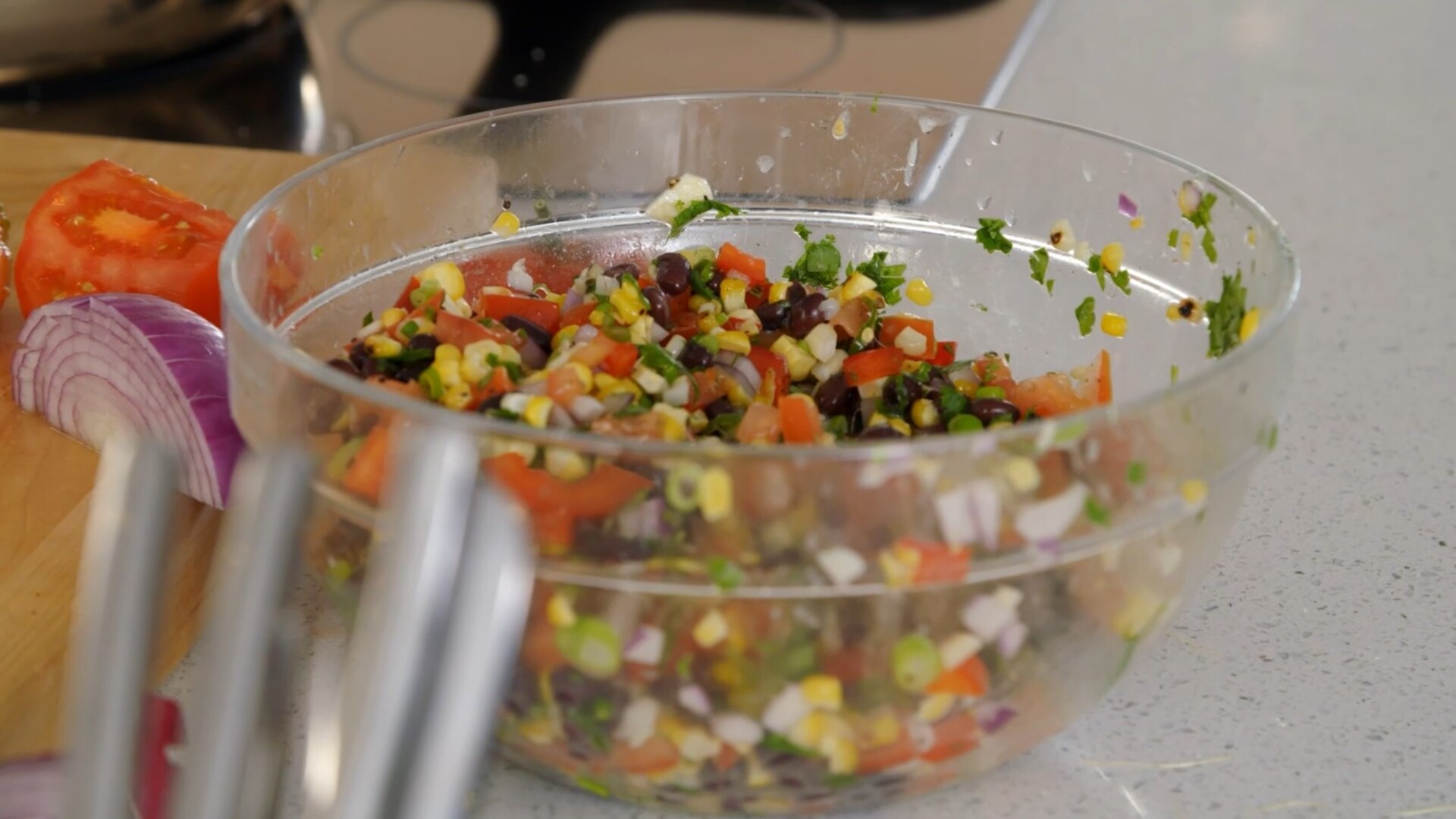 Frischer gerösteter Mais und Salsa aus schwarzen Bohnen