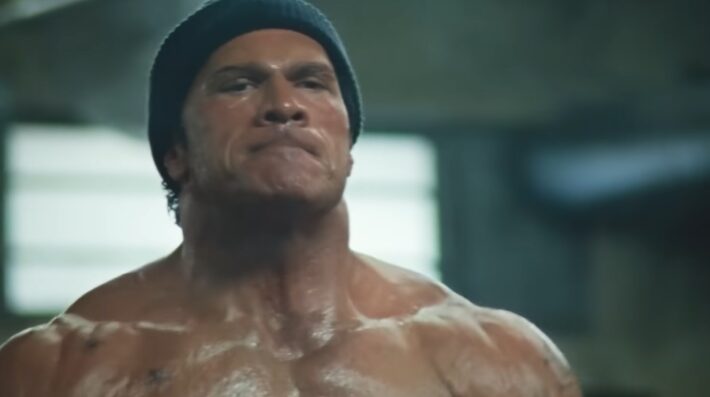 Kazu Hiro aplicou próteses faciais em Johnson para aproximar o visual do ator ao do personagem Foto: A24 via YouTube