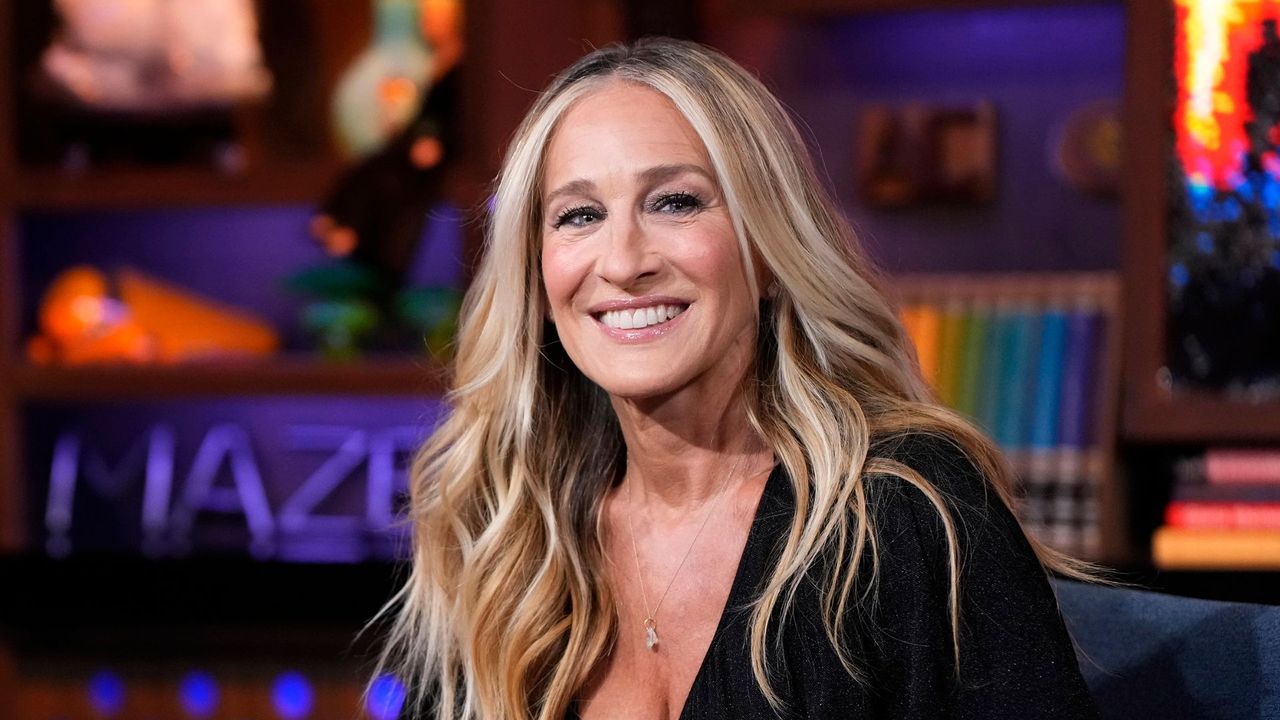 Sarah Jessica Parker ushers in UGG boot season with the throwback snap(00)