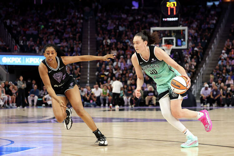 Breanna Stewart of the New York Liberty is guarded by Monique Billings of the Golden State Valkyries during a game at Chase Center on Sept. 2, 2025, in San Francisco. (Ezra Shaw/Getty Images)